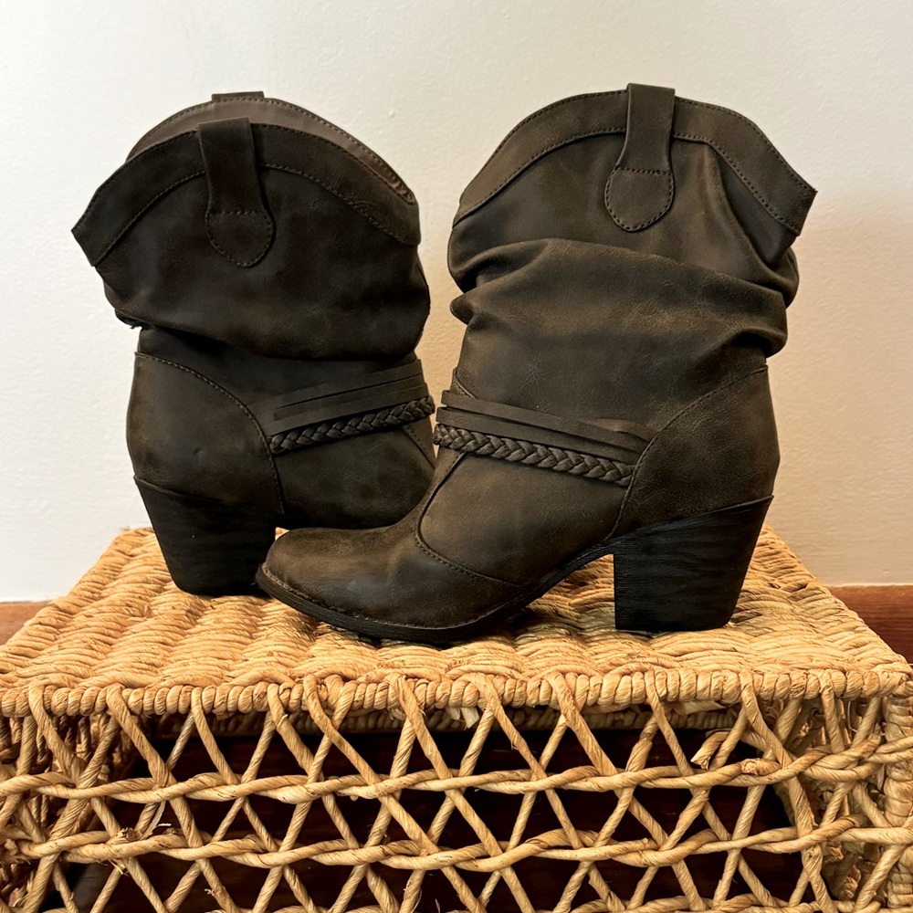 Size 8 Gray Slouch Ankle Boot Western Style